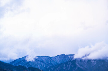 寒い日の雲がかかる山岳風景