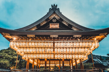 Fototapeta premium Night view with Yasaka Shinto Shrine located in Maruyama Park, Kyoto Japan. Traditional japanese paper lanterns.