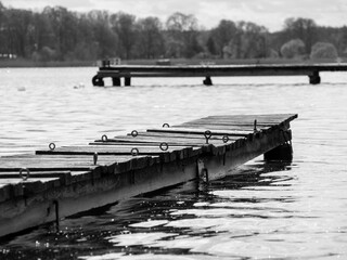 Stary pomost na jeziorze w Sławie. © Bartosz