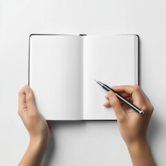 Mãos segurando um caderno aberto em branco com uma caneta preta