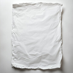 Folha grande de papel branco amassado

