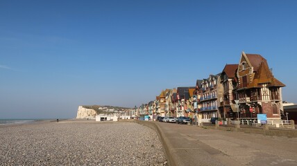 Panorama sur la plage et le village de Mers-les-Bains, dans la Somme, en Picardie /...
