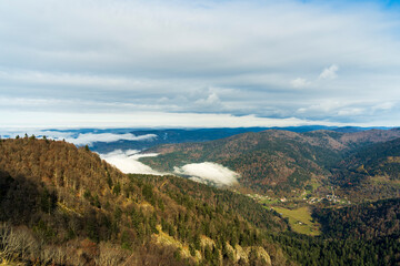Naklejka premium Beau paysage avec les nuages dormant sur la montagne - Ballon d'Alsace.