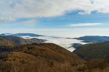 Beau paysage avec les nuages dormant sur la montagne - Ballon d'Alsace.