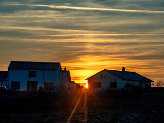 Sonnenuntergang über Häuser
