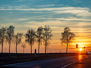 Sonnenuntergang neben einer Landstrasse