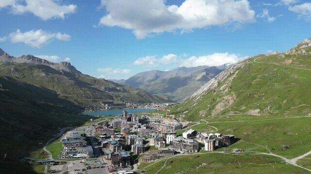 Vue a&eacute;rienne panoramique de la station de ski Tignes au drone avec son lac et montagne en &eacute;t&eacute;, Alpes, Savoie, France, Europe