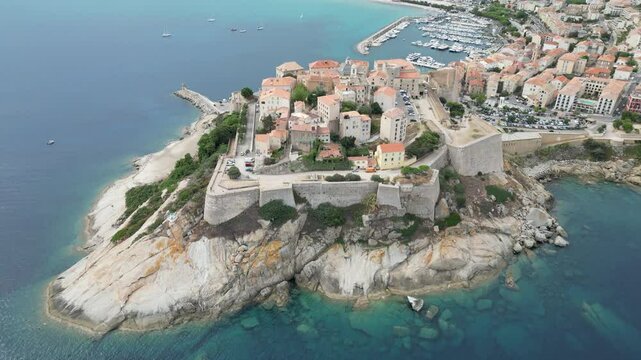 Vue a&eacute;rienne professionnel panoramique au drone de la citadelle de Calvi, en Corse avec village fortifi&eacute; en bord de mer m&eacute;diterran&eacute;e, France