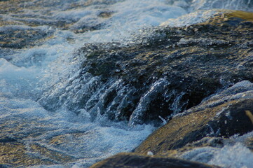 agua de rio en movimiento
