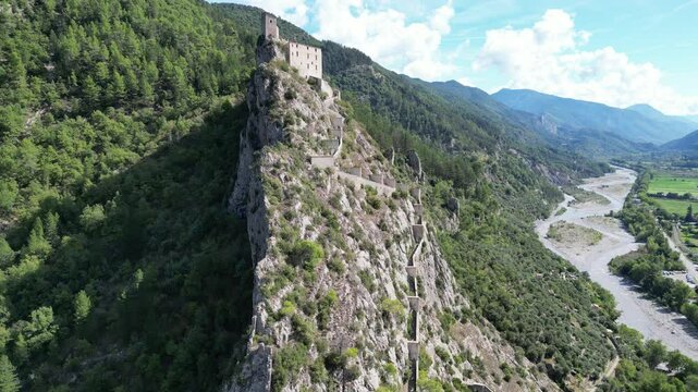 Vue a&eacute;rienne panoramique de la Citadelle d'Entrevaux au drone, forteresse m&eacute;di&eacute;val historique dans une vall&eacute;e de montagne et rivi&egrave;re, Alpes, France, Europe