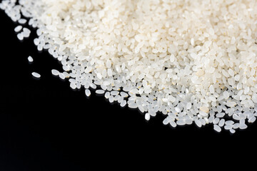 黒背景にたくさんの米粒