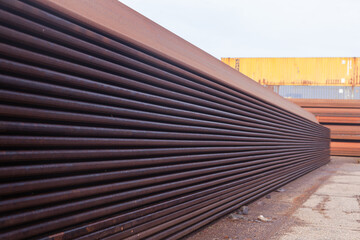 Depozit metalic deschis cu profil metalic curbat. © Сергей Жмурчак