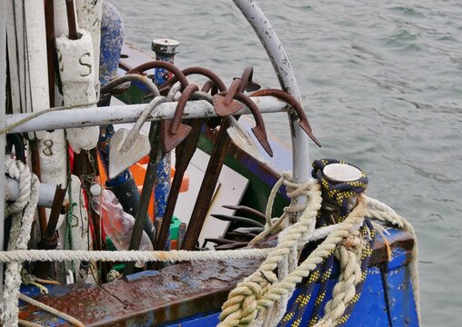 Anker und Werkzeug eines Fischers an Bord