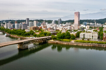 Obraz premium Aerial View of Portland Cityscape with Steel Bridge and Willamette River