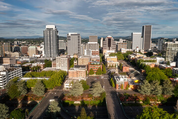 Obraz premium Various day and sunset drone scene of Portland Oregon, Willamette river and downtown, Aerial drone footage