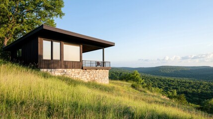 Obraz premium A modern cabin sits on a hillside, surrounded by lush greenery and offering expansive views of the distant mountains and sky.