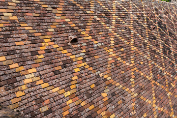 toiture en tuiles colorées