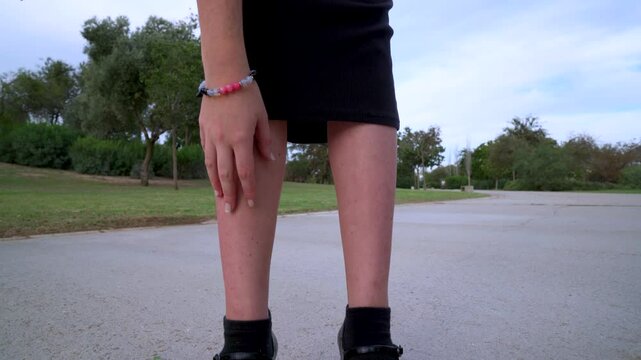 La mano de una chica joven sube por su cuerpo y muy simp&aacute;tica pone caritas, sonr&iacute;e y saluda muy contenta y divertida.