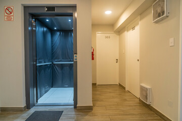 lobby entrada de departamento con ascensor