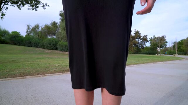 Chica muy simp&aacute;tica pone caritas, sonr&iacute;e, lanza besos y hace corazones muy contenta y divertida.