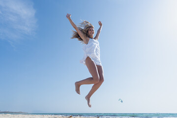 Mujer joven saltando de emoción porque esta feliz y divertida, con un sensacional día de...