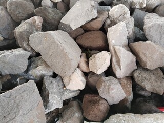 Macadam stone is a small rock resulting from large rock fragments that are broken using a crusher or crushing tool. Macadam stone is usually used as a railroad sleeper or as a layer for hardening land
