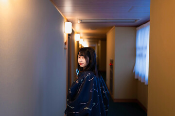 廊下を歩く浴衣の女性