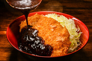 カツ丼にみそソースをかける