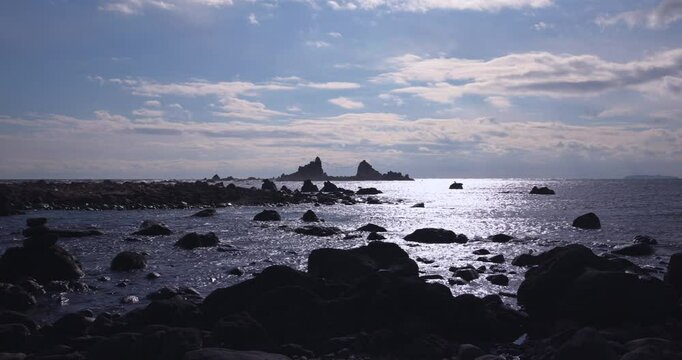 岩が点在する海の風景。