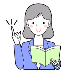 本を持って説明する女性