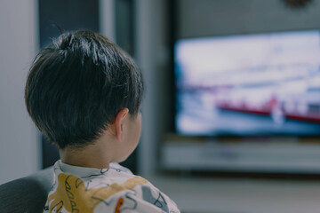 一人でテレビを見る男の子