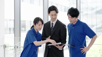 介護用品について話す介護士と福祉用具専門相談員