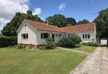Obraz premium Charming single-story house with a well-maintained lawn on a sunny day.