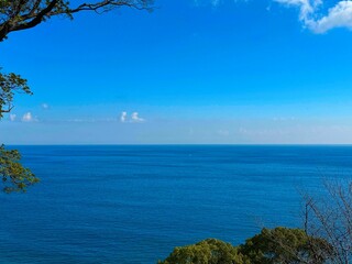 海沿いから壮大な海を眺める