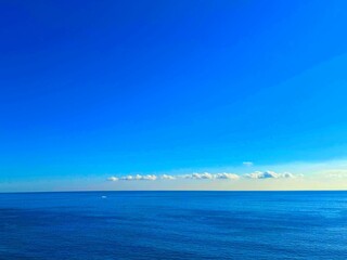 青い海と連なる雲