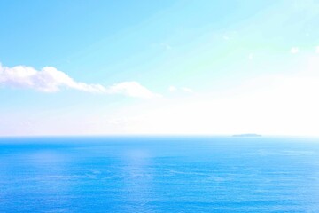 初島を望む海