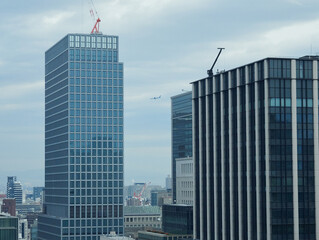 大阪市の繁華街の高層ビルの風景