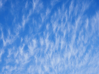 綺麗な青空と白い雲の空の風景