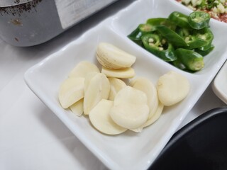 sliced ​​garlic on a plate