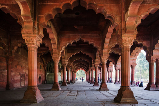 Arches and columns at the hall of audience, Red Fort, Delhi, India
