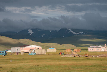 Obraz premium The beautiful Khoton lake of Mongolia with landscapes, trees, green pasture, mountains