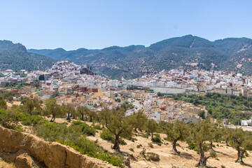 Obraz premium Moulay Idriss, Moulay Driss Zerhoun or simply Zerhoun, in the Fès-Meknès region of northern Morocco, spread over two hills at the base of Mount Zerhoun