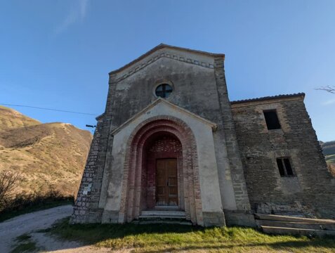 Antica chiesa sul monte Nerone nelle Marche
