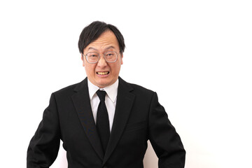 怒り新党のスーツを着た男性