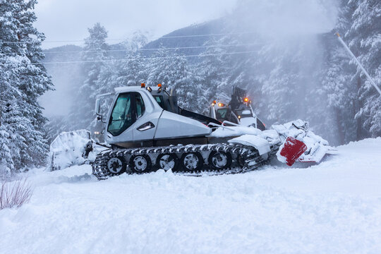 Snow groomer ratrack machine, ski slope