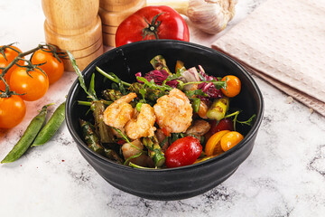 Gourmet salad with prawn and asparagus