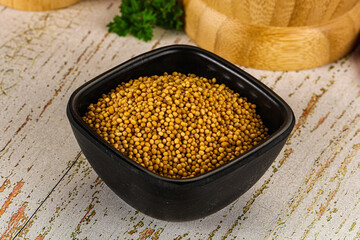 Dry mustard seeds in the bowl