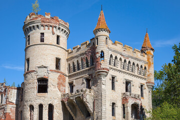 Fototapeta premium Fragment of the ruin of the manor house in the estate of Vladimir Khrapovitsky. Muromtsevo, Vladimir region, Russia