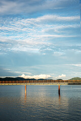 구름 하늘 다리 바다