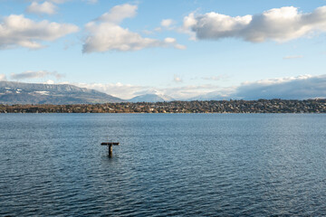 petit ponton sur le lac Léman